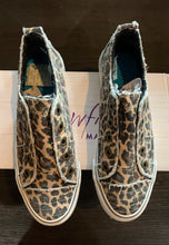 Load image into Gallery viewer, Leopard Blowfish shoes